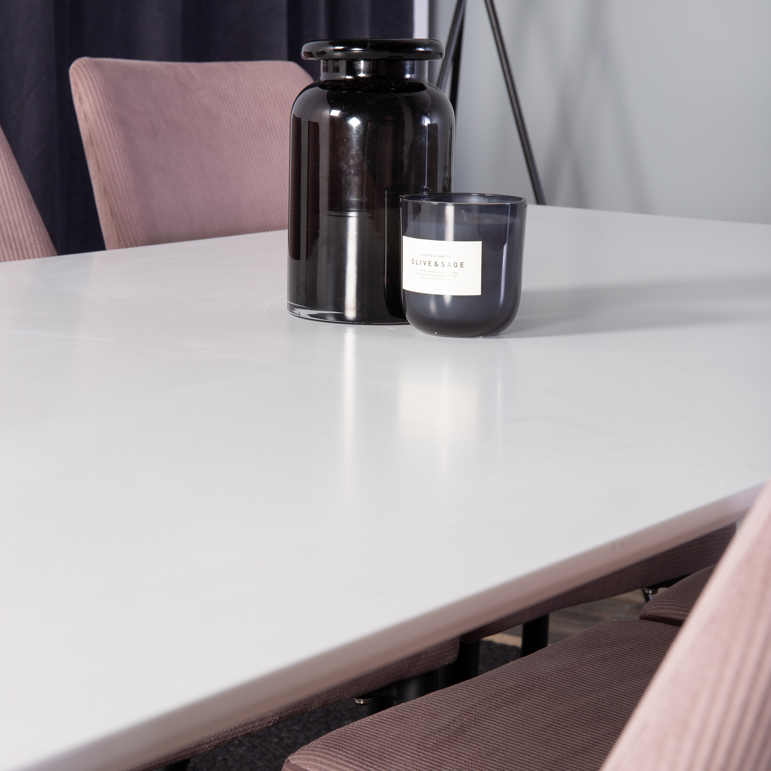 Matgrupp Venture Home Pobbie med 6 Laura Stolar Svarta Ben