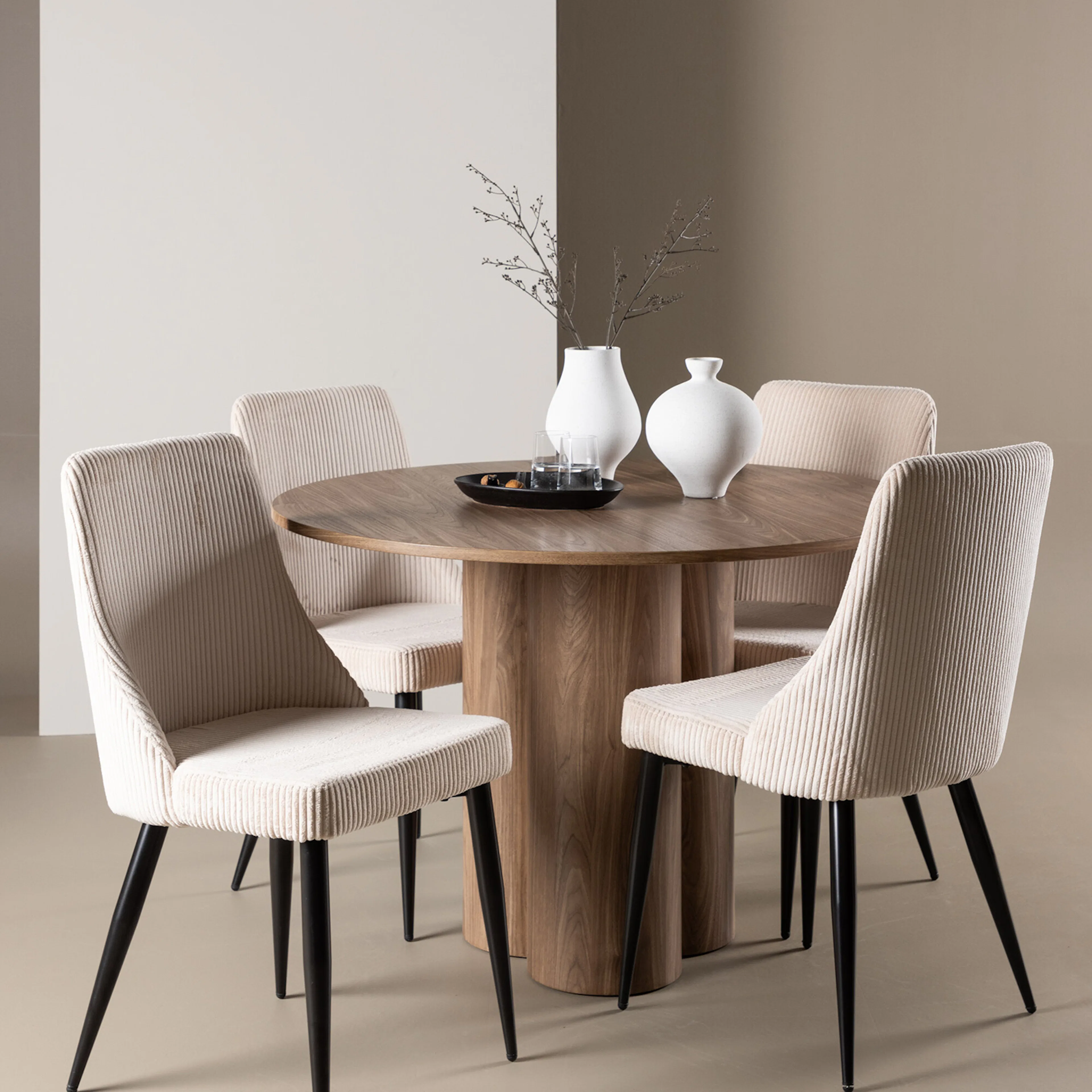 Matgrupp Venture Home Olivia Ø110 med 4 st Leone Stolar