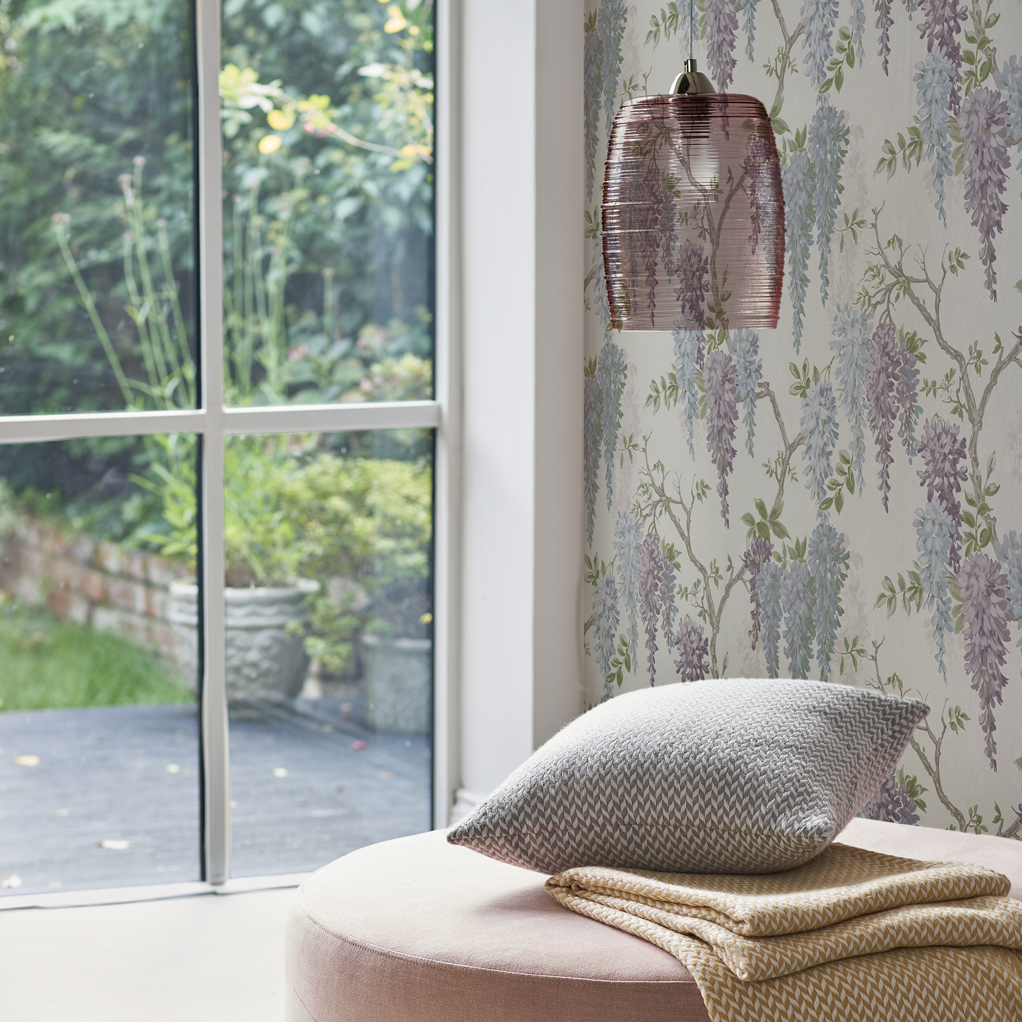 Tapet Laura Ashley Wisteria Garden Pale Iris 113356 EasyUp, Mönstrad Flerfärgad