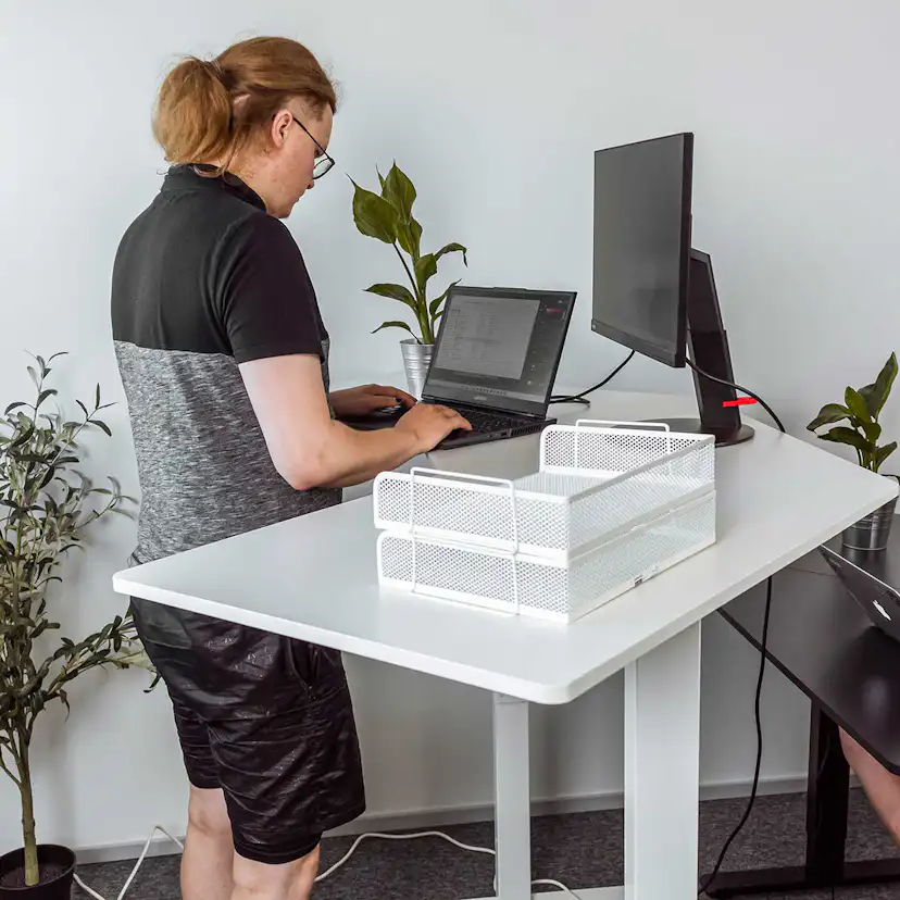 Hörnskrivbord Lykke M100 Höj- och sänkbart