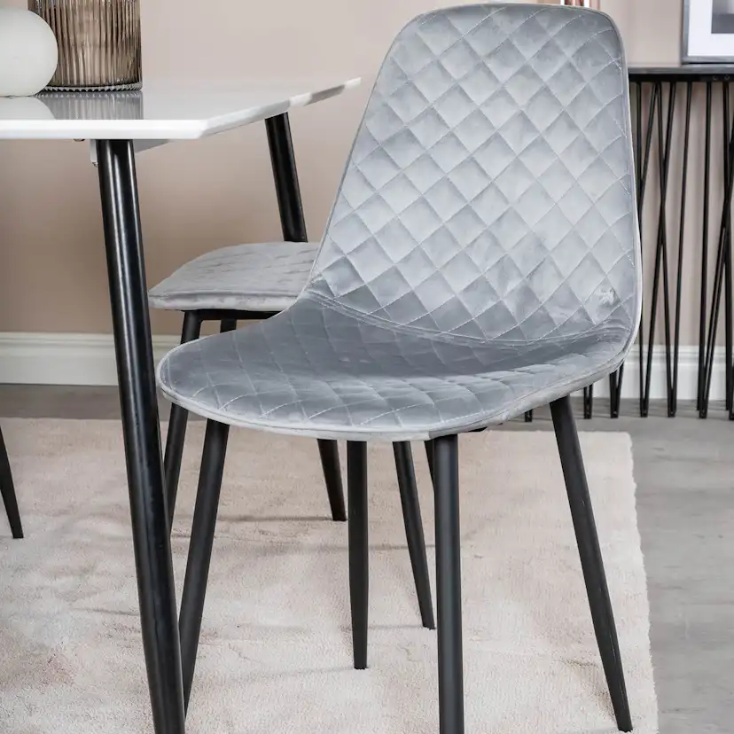 Matgrupp Venture Home Pobbie med 4 Phoi Stolar Sammet