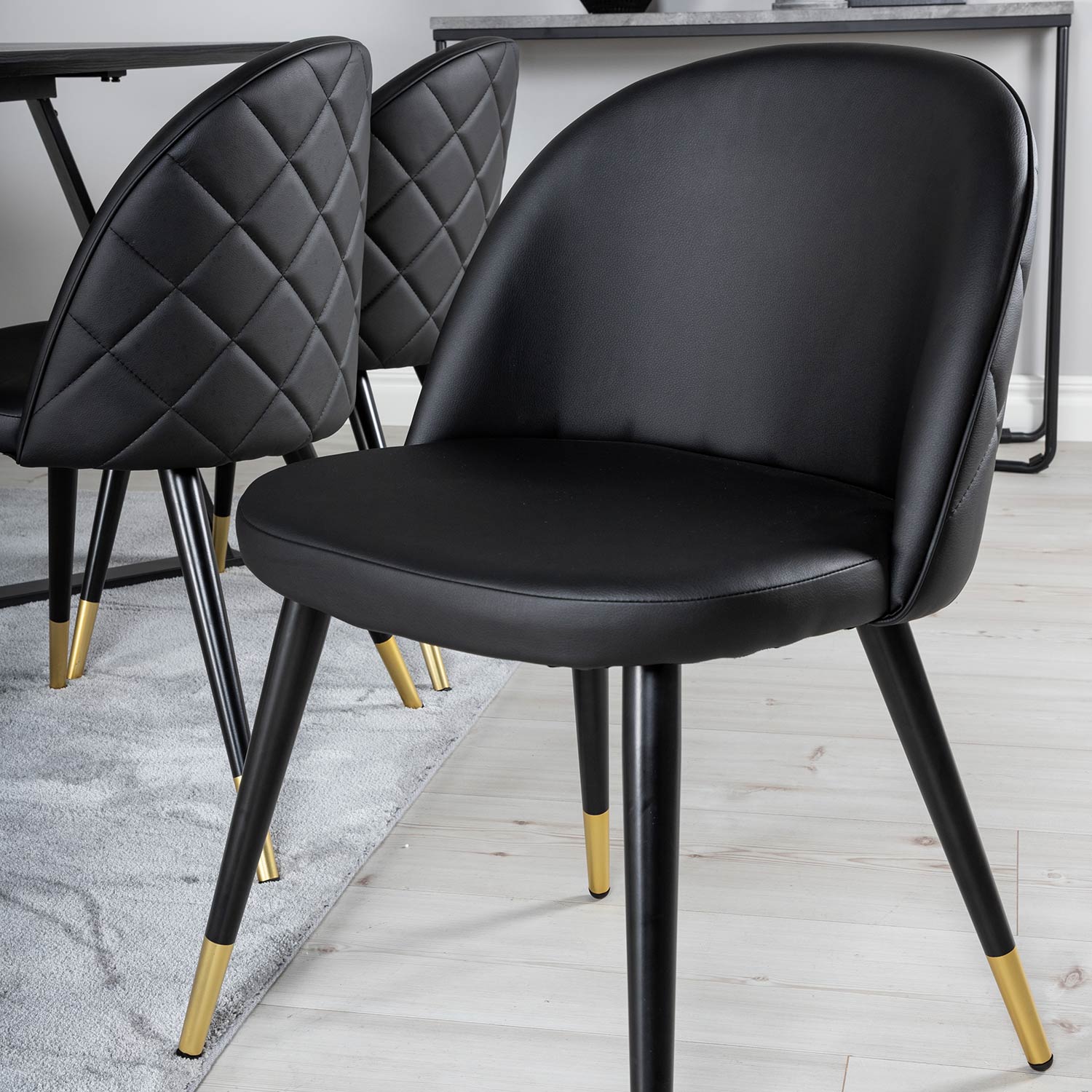 Matgrupp Venture Home Madde med 6 Valentina Stolar Konstläder