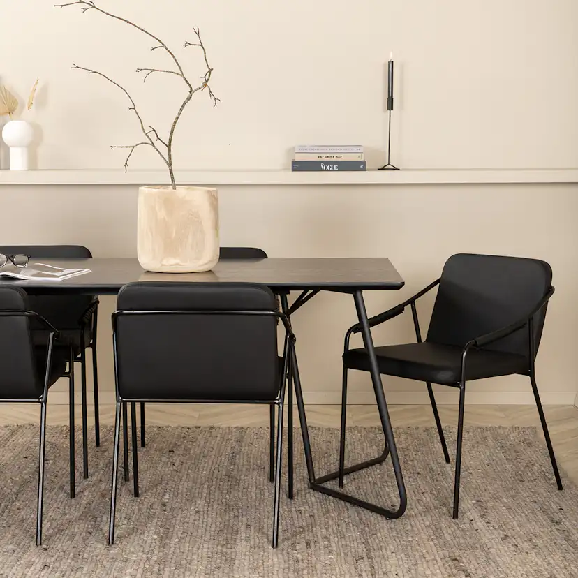 Matgrupp Venture Home Annika matbord och Tjärö matstol Svart
