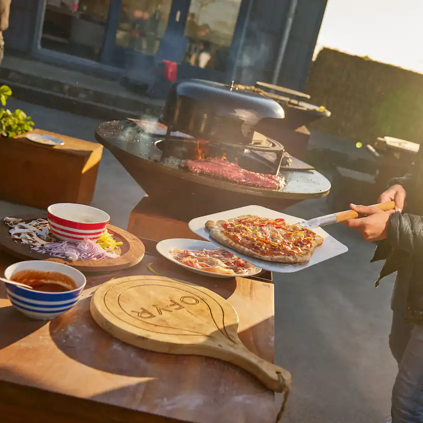 Pizzaugn OFYR Vedeldad med Dubbelsidig Gjutjärnsplatta & Pizzaspade