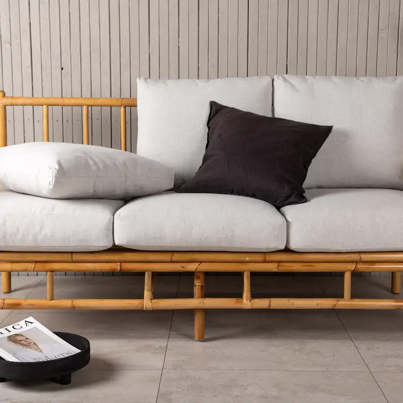 Trädgårdssoffa Venture Home Cane, Naturfärgad Rottingsoffa med Grå Dynor