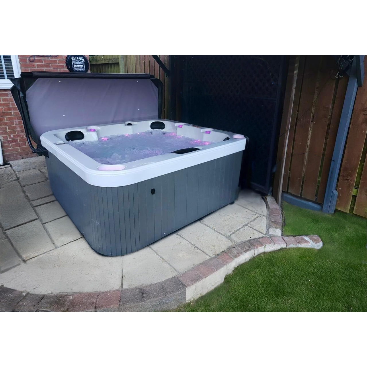 Spabad Lyfco Zeus är ett rymligt utomhusspa för 6 personer med massagejets, LED-belysning & effektiv isolering.
