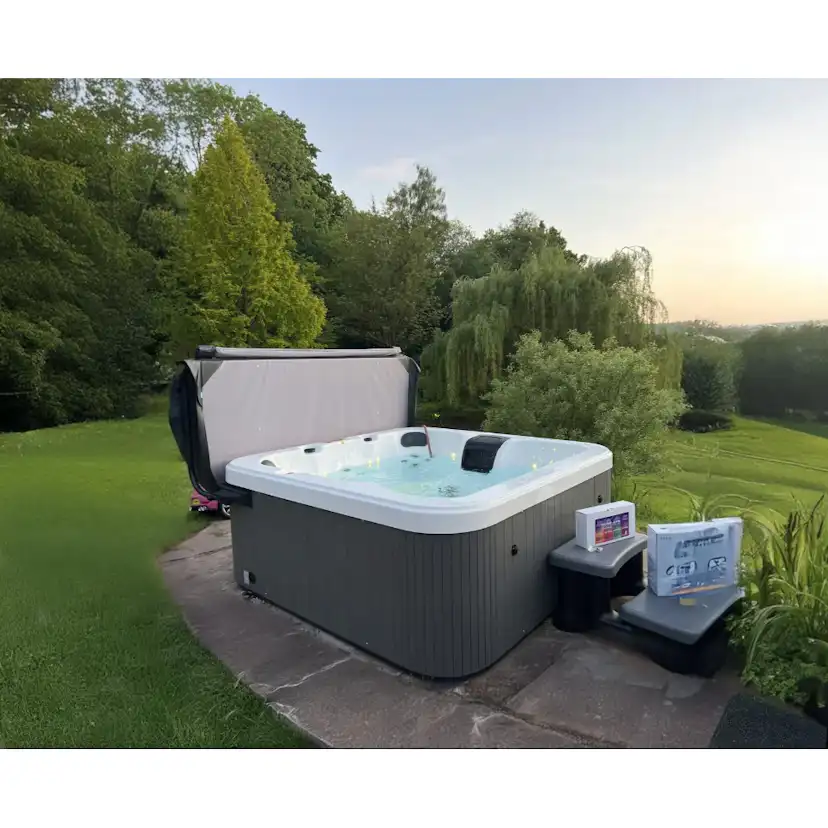 Spabad Lyfco Zeus är ett rymligt utomhusspa för 6 personer med massagejets, LED-belysning & effektiv isolering.