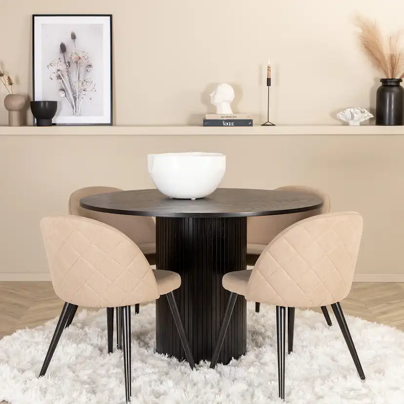 Matgrupp Venture Home med Runt Bianca Matbord och 4 Valentina Stitcthes Matstolar