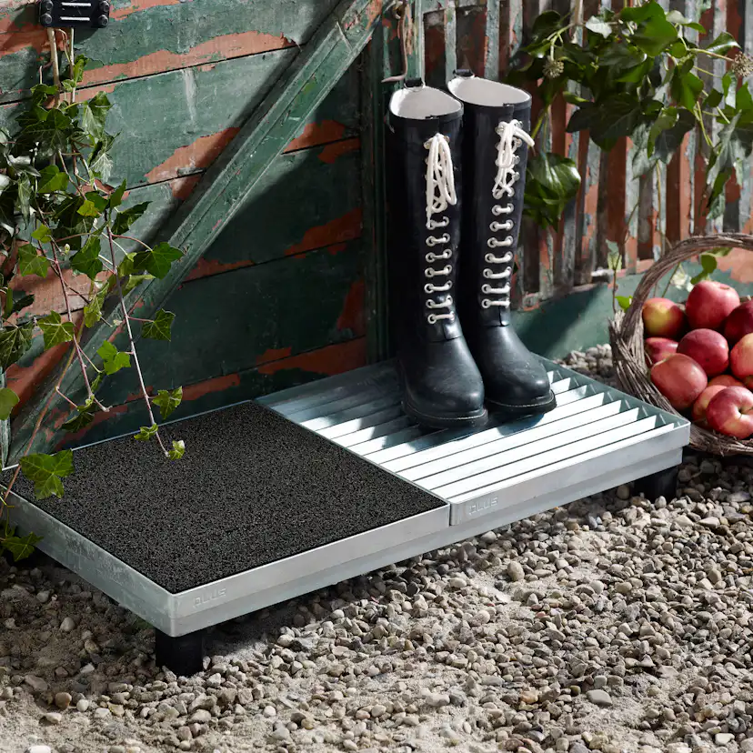 Ställning PLUS Cubic för Entrégaller