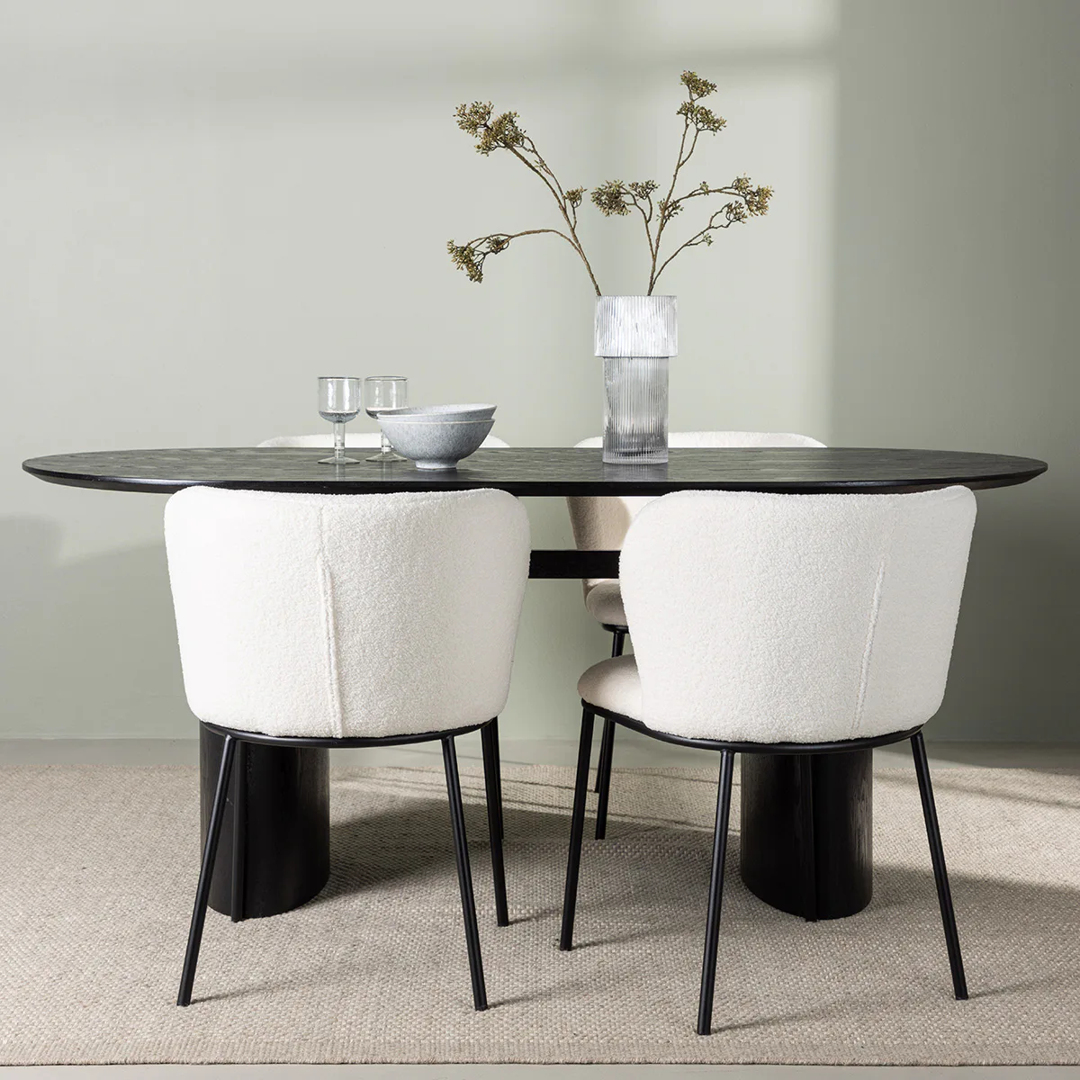 Matgrupp Venture Home Isolde Ovalt Matbord 180 cm & 4 Edina Stolar i Vit Boucle