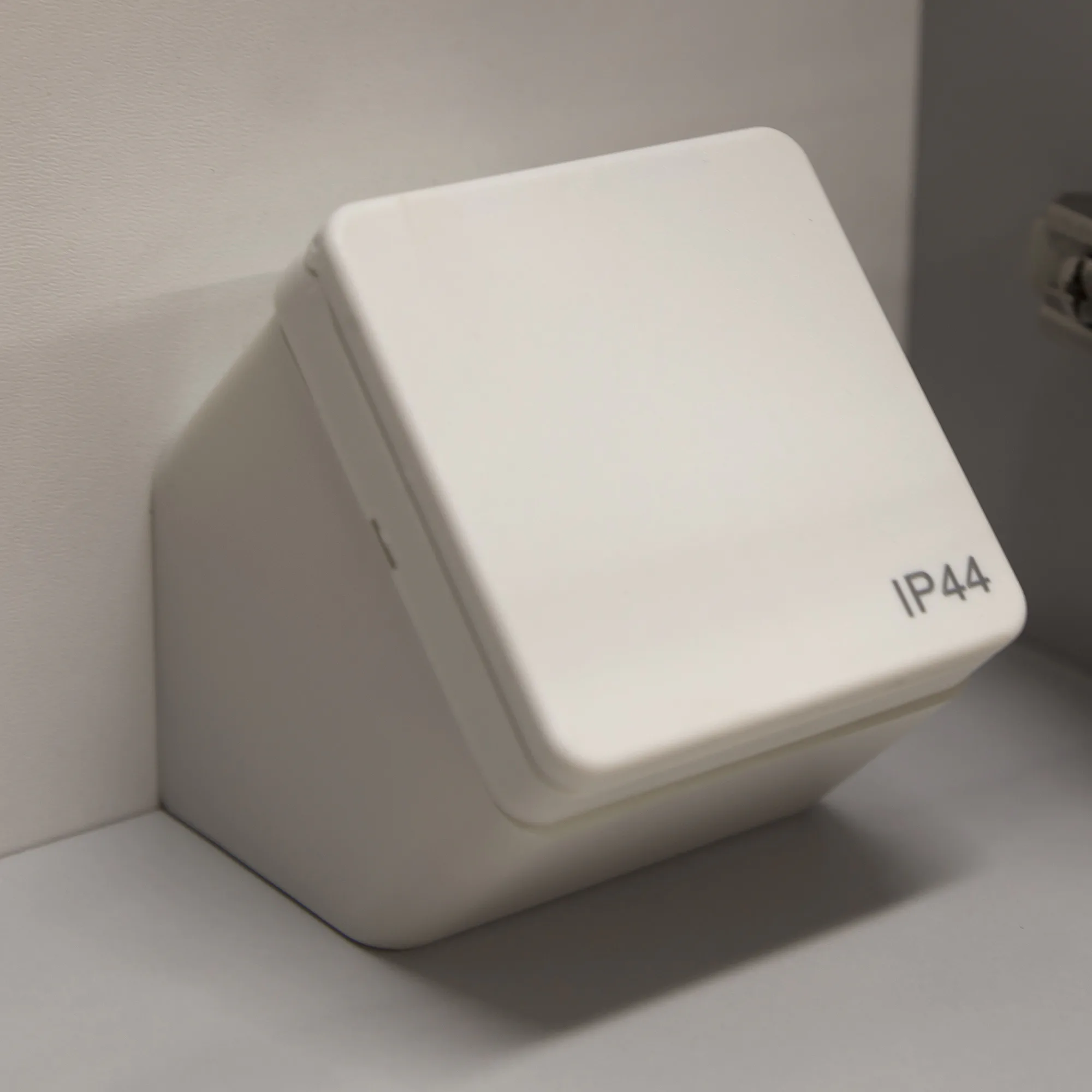 Eluttag och Förhöjningsring Noro för Låda/Skåp Vit