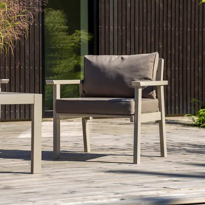 Träfåtölj ute Eden Wood Ransvik inkl Dynor Greige