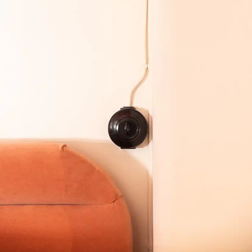 Förhöjningsram Hager 1-vägs med Kabel- & Kanalingång Serie 1930 Blank Svart RAL 8022