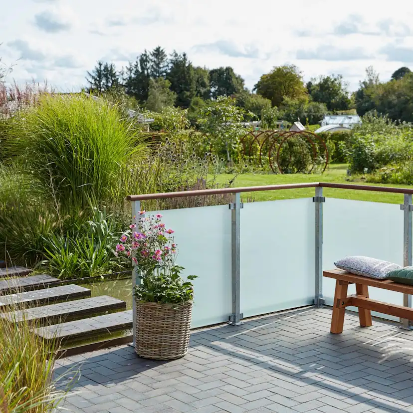 Stålstolpe PLUS Med Fot inkl. Stolpskydd/Bultar 4,5x4,5 cm Svart