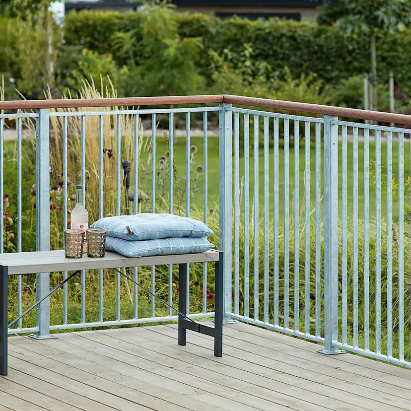 Stålstolpe PLUS Med Fot inkl. Stolpskydd/Bultar 4,5x4,5 cm Svart