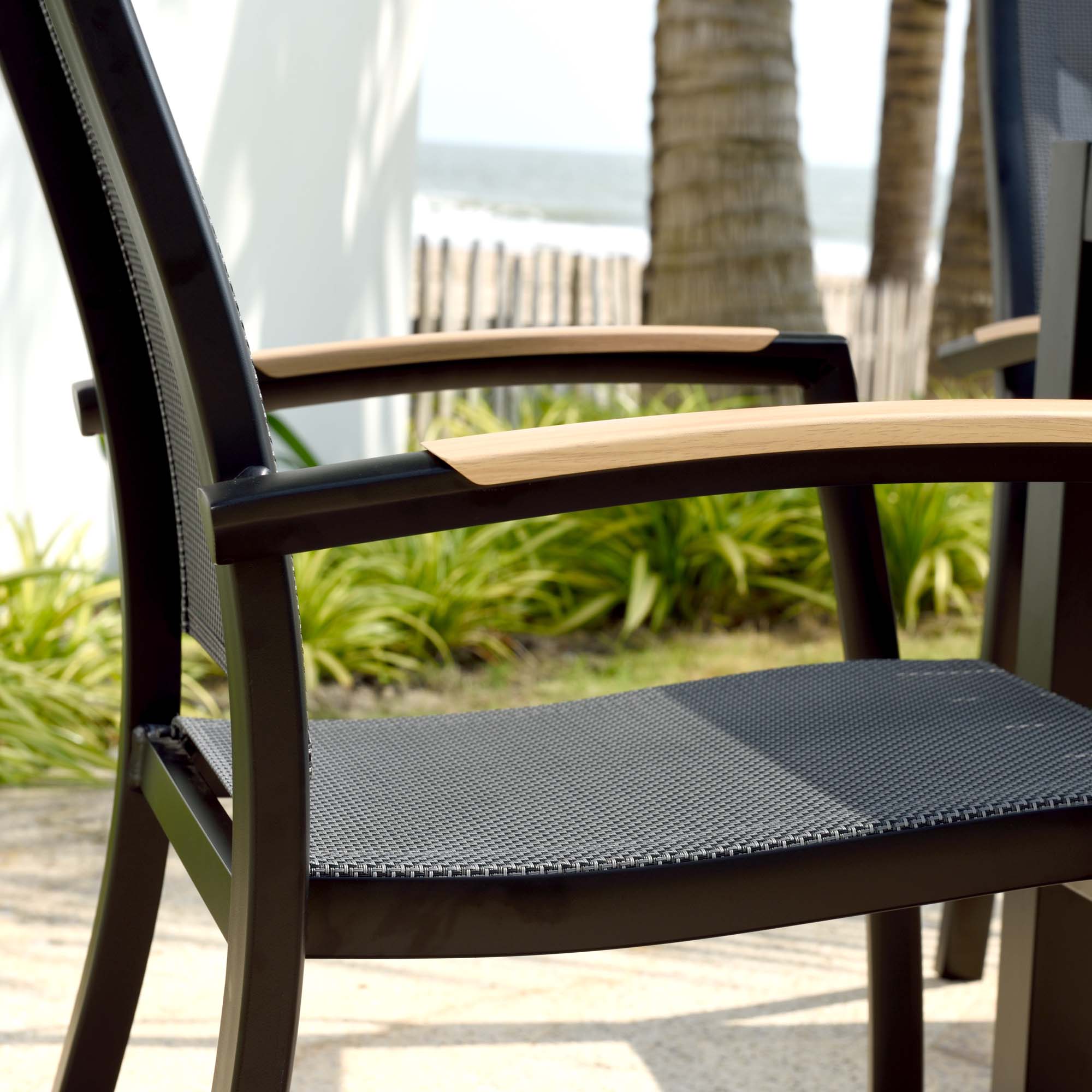 Caféset LifestyleGarden Panama 2x stapelbara karmstolar & bistrobord