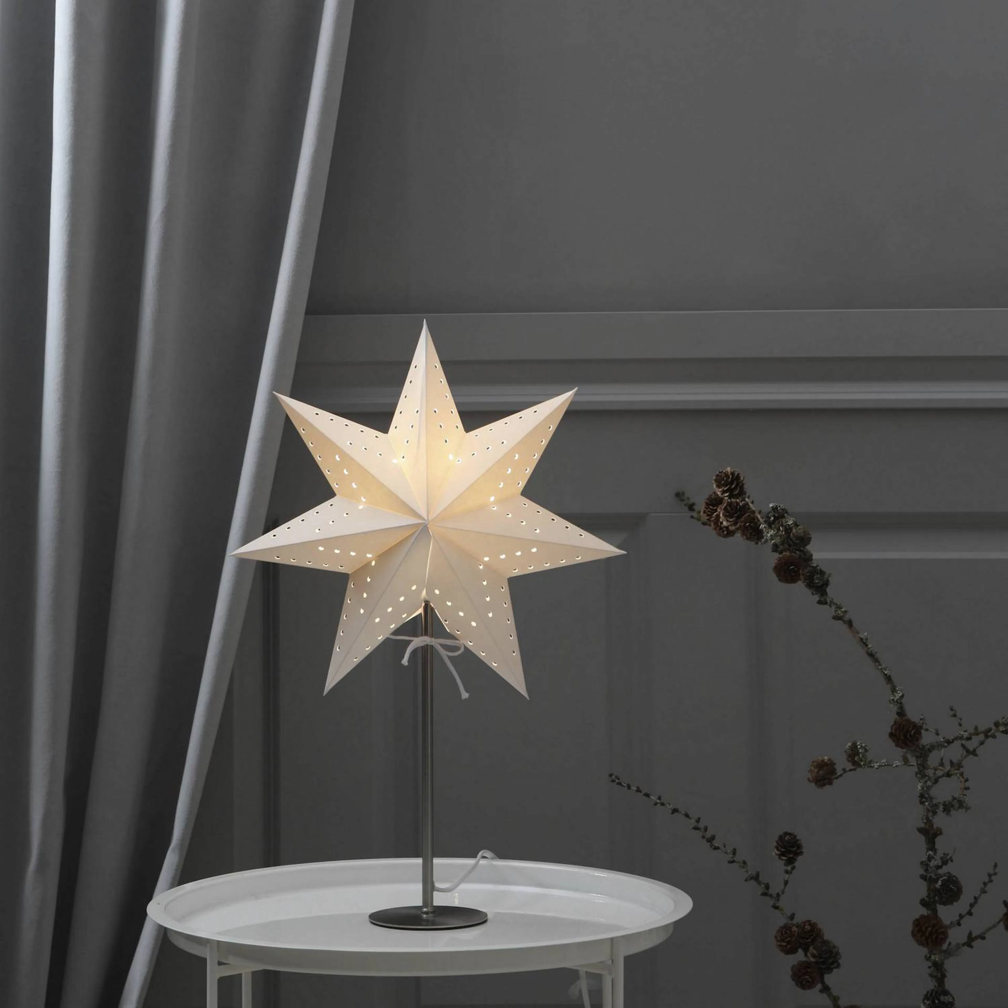 Adventsstjärna på Fot Star Trading Bobo