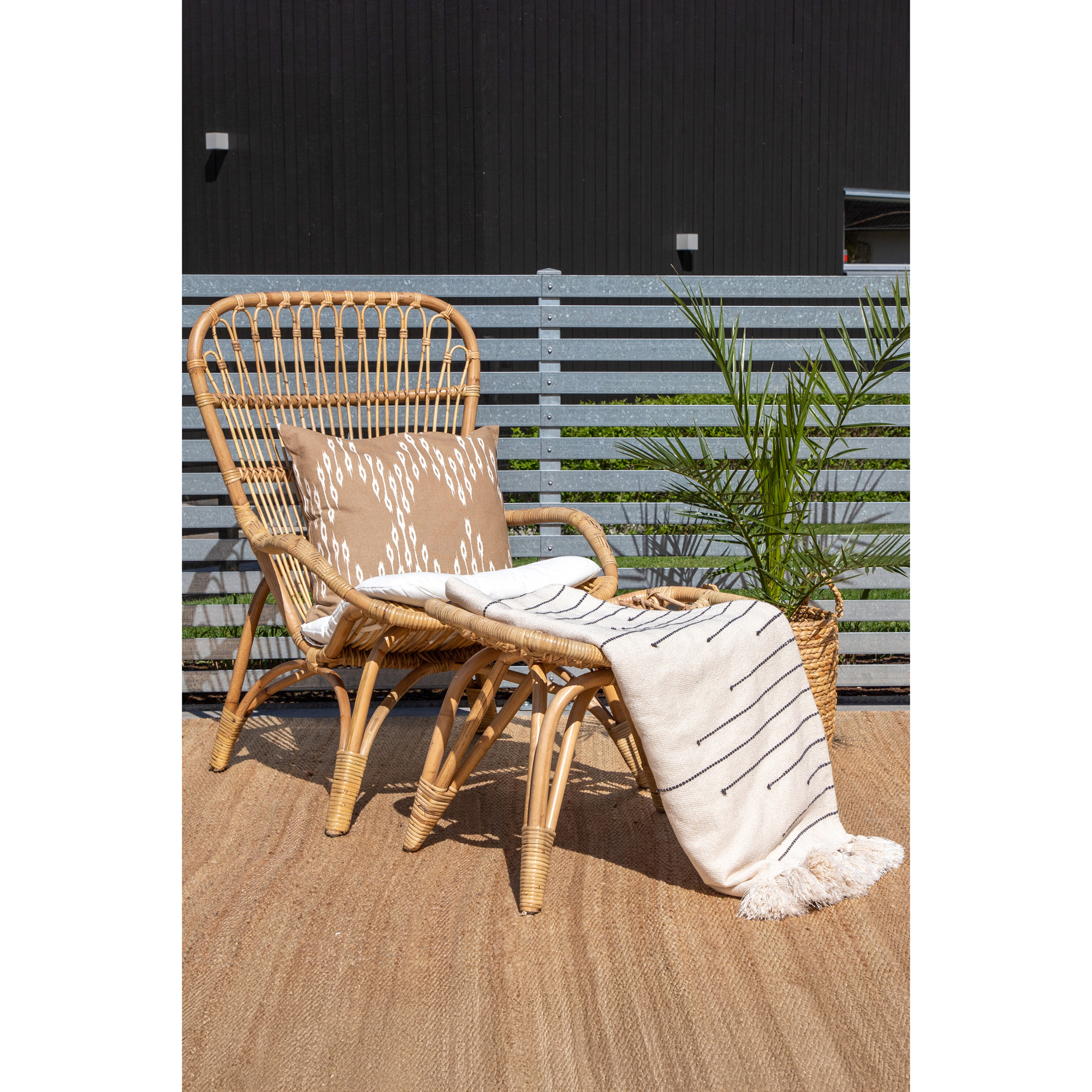 Fåtölj Venture Home Ella Loungestol i Rotting ink Dyna och Fotpall