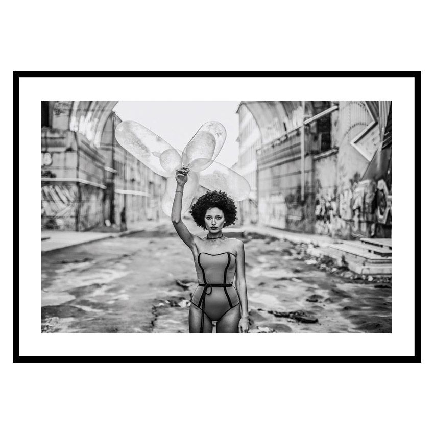 Poster Gallerix Holding Balloons No2