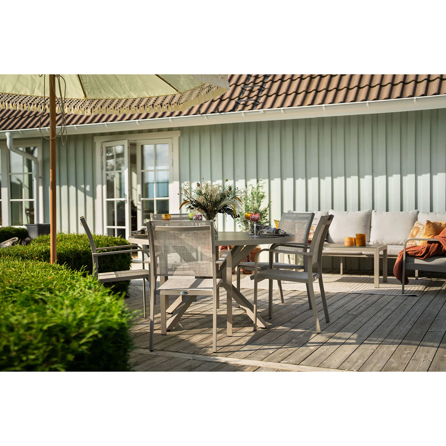 Matgrupp Utomhus Hillerstorp Hånger 5st Stapelstolar med Trädgårdsbord Ø140 cm