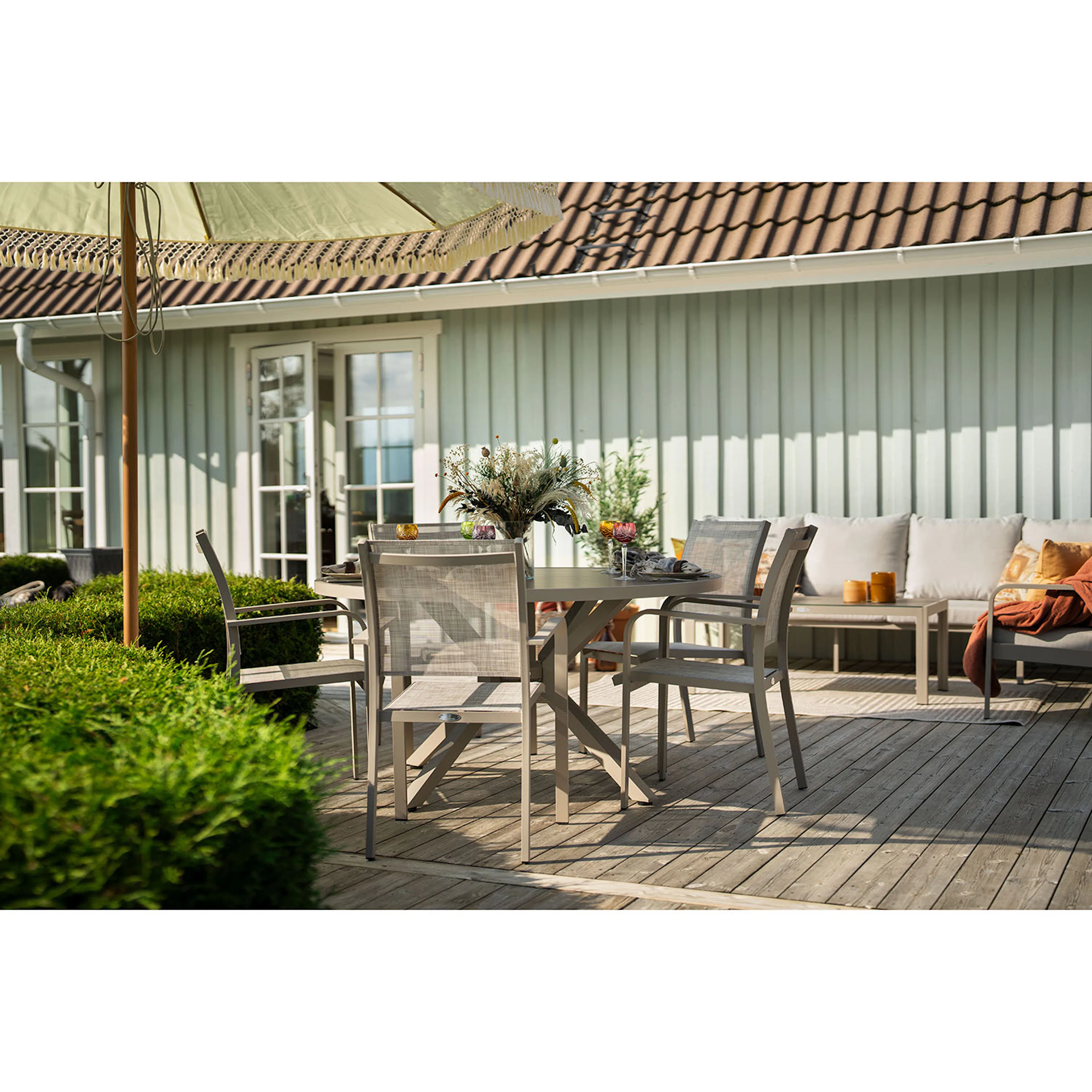 Matgrupp Utomhus Hillerstorp Hånger 5st Stapelstolar med Trädgårdsbord Ø140 cm