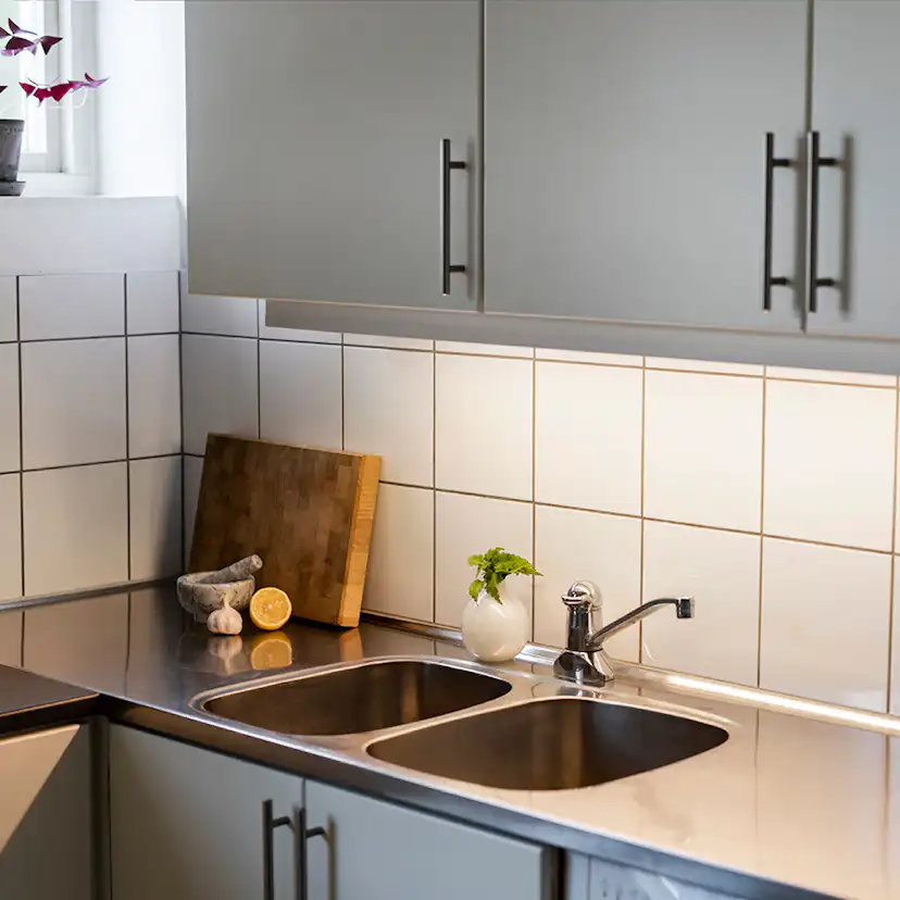 Underskåpsarmatur Hide-A-Lite Arm Kitchen Basic 880 mm