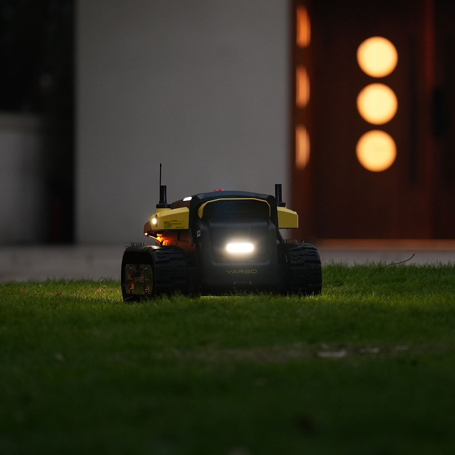 Robot Yarbo Core med Gräsklipparmodul och Snöslungemodul