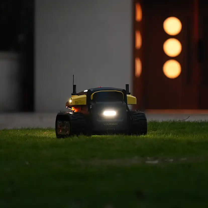 Robot Yarbo Core med Gräsklipparmodul och Snöslungemodul