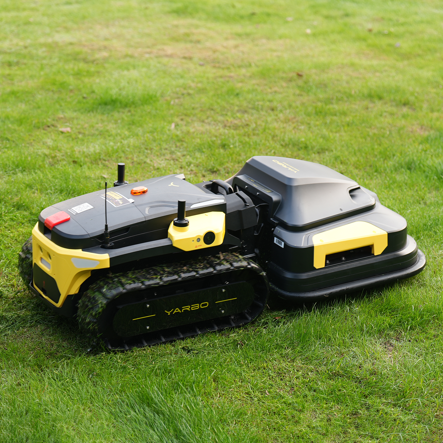 Robot Yarbo Core med Gräsklipparmodul och Snöslungemodul