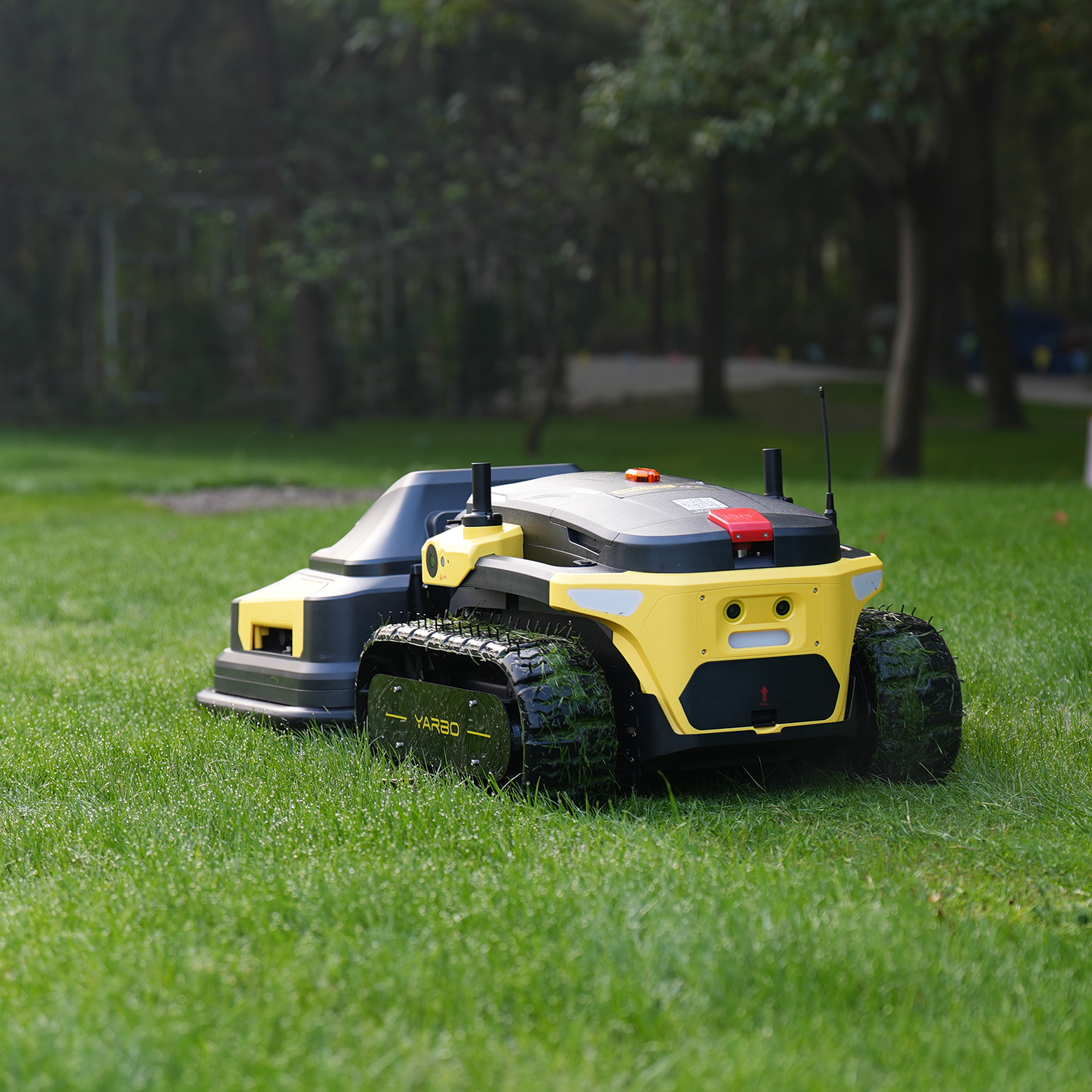 Robot Yarbo Core med Gräsklipparmodul