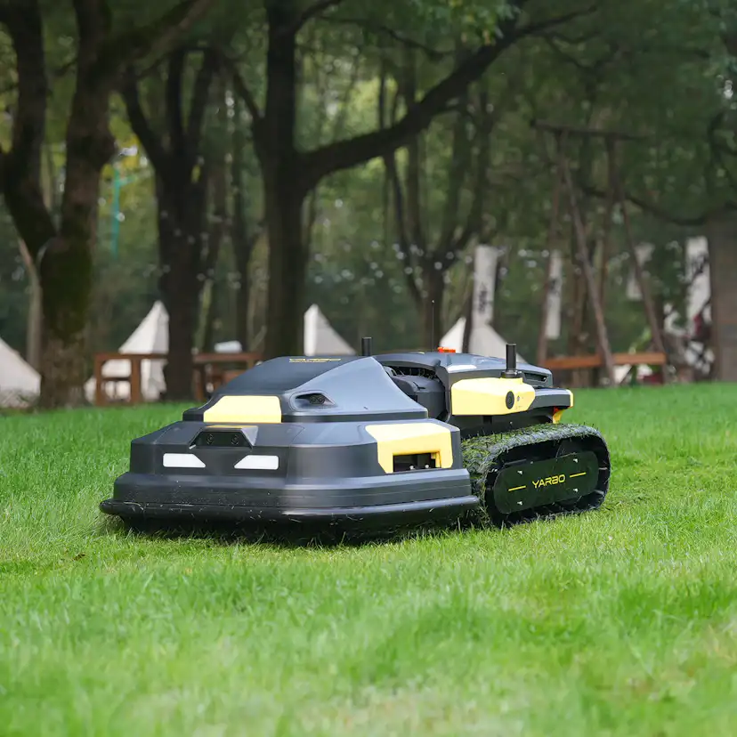 Robot Yarbo Core med Gräsklipparmodul och Snöslungemodul