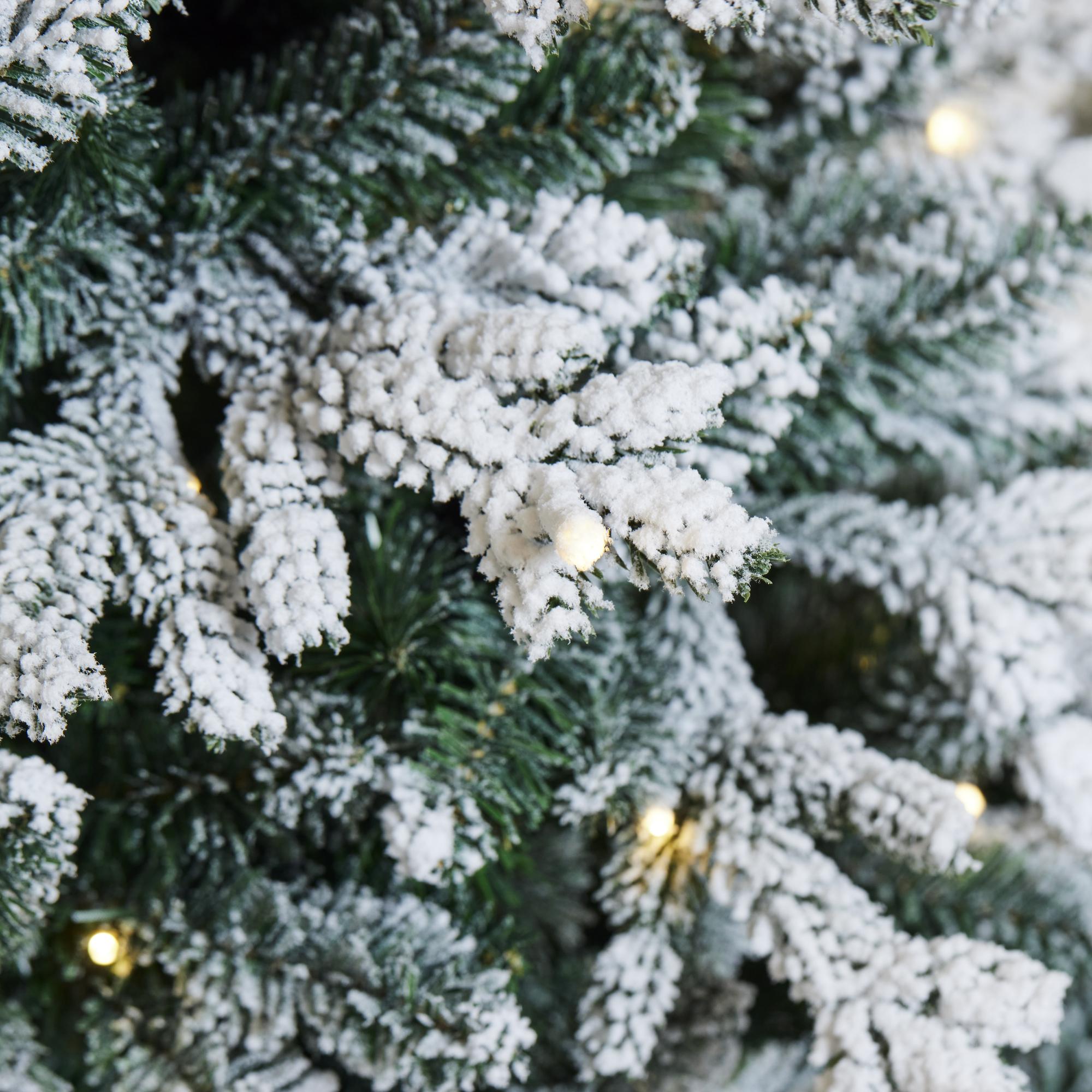 Plastgran Nordic Winter Smal Julgran med Snö 180x86 cm med LED-Belysning