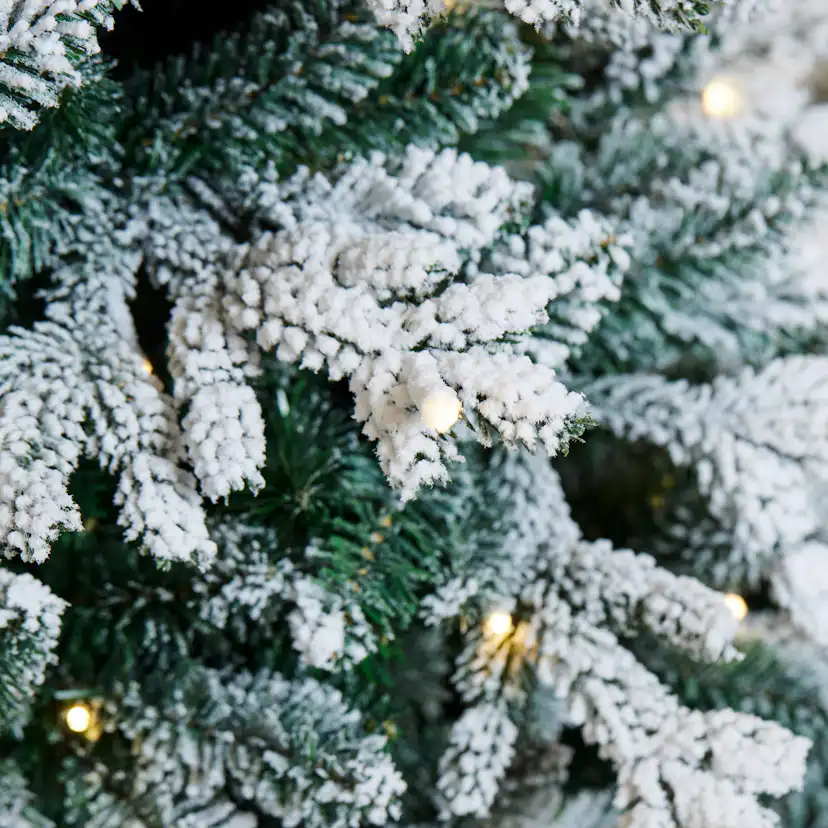 Plastgran Nordic Winter Smal Julgran med Snö 180x86 cm med LED-Belysning