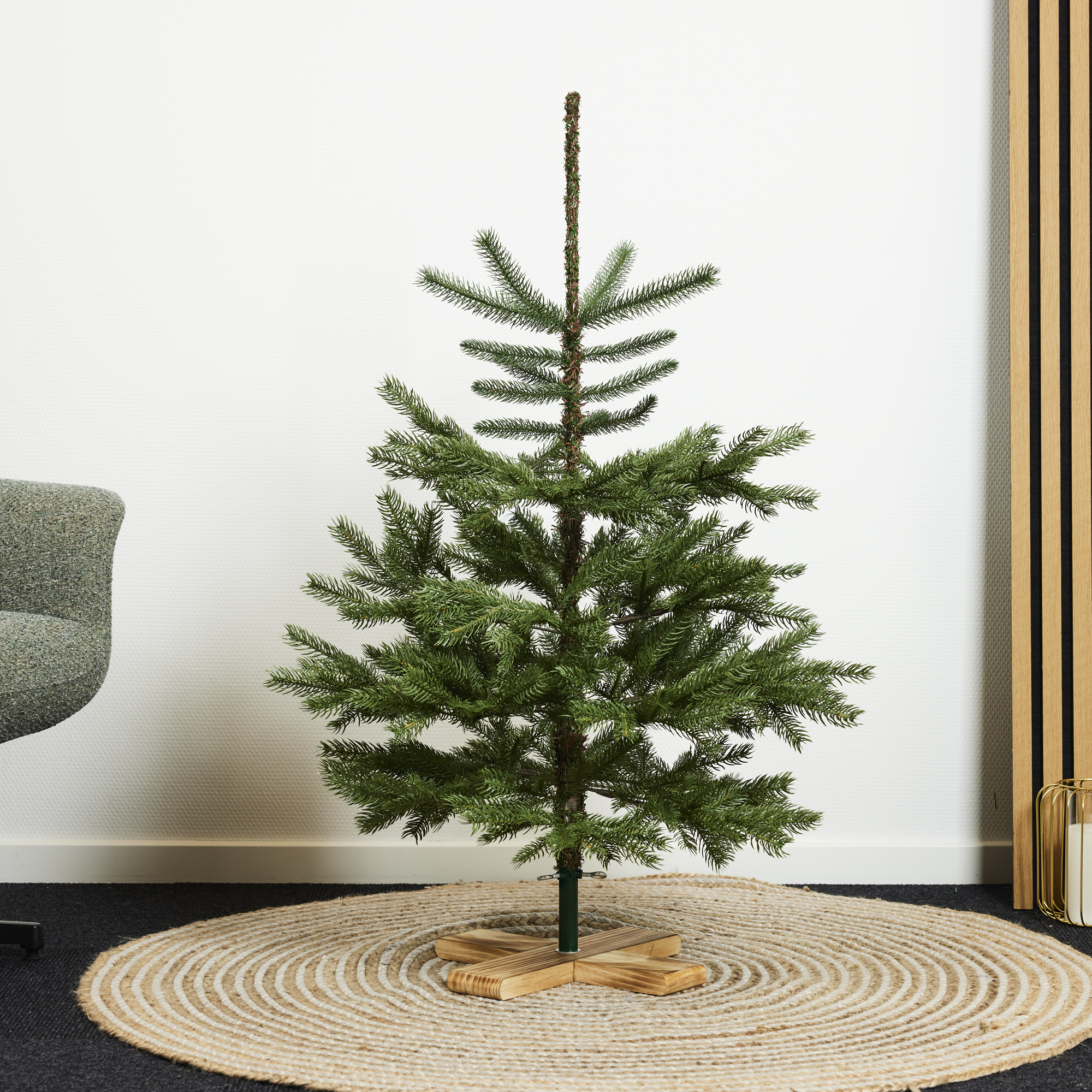 Plastgran Nordic Winter Julgran Danish Collection 100 x 65 cm med Träfot