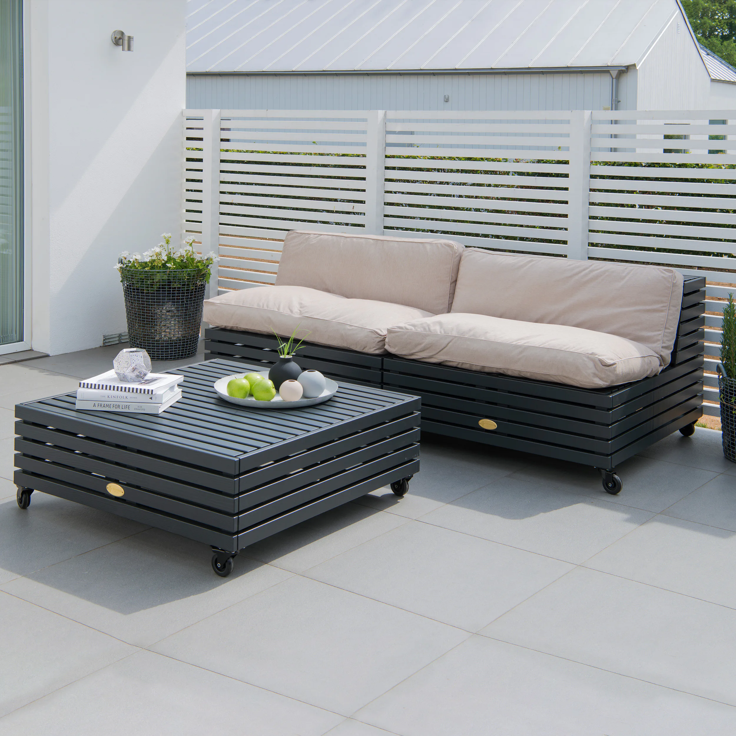 Loungegrupp Hillerstorp Bara Vara 2 Fåtöljer och 1 Divan Utomhus