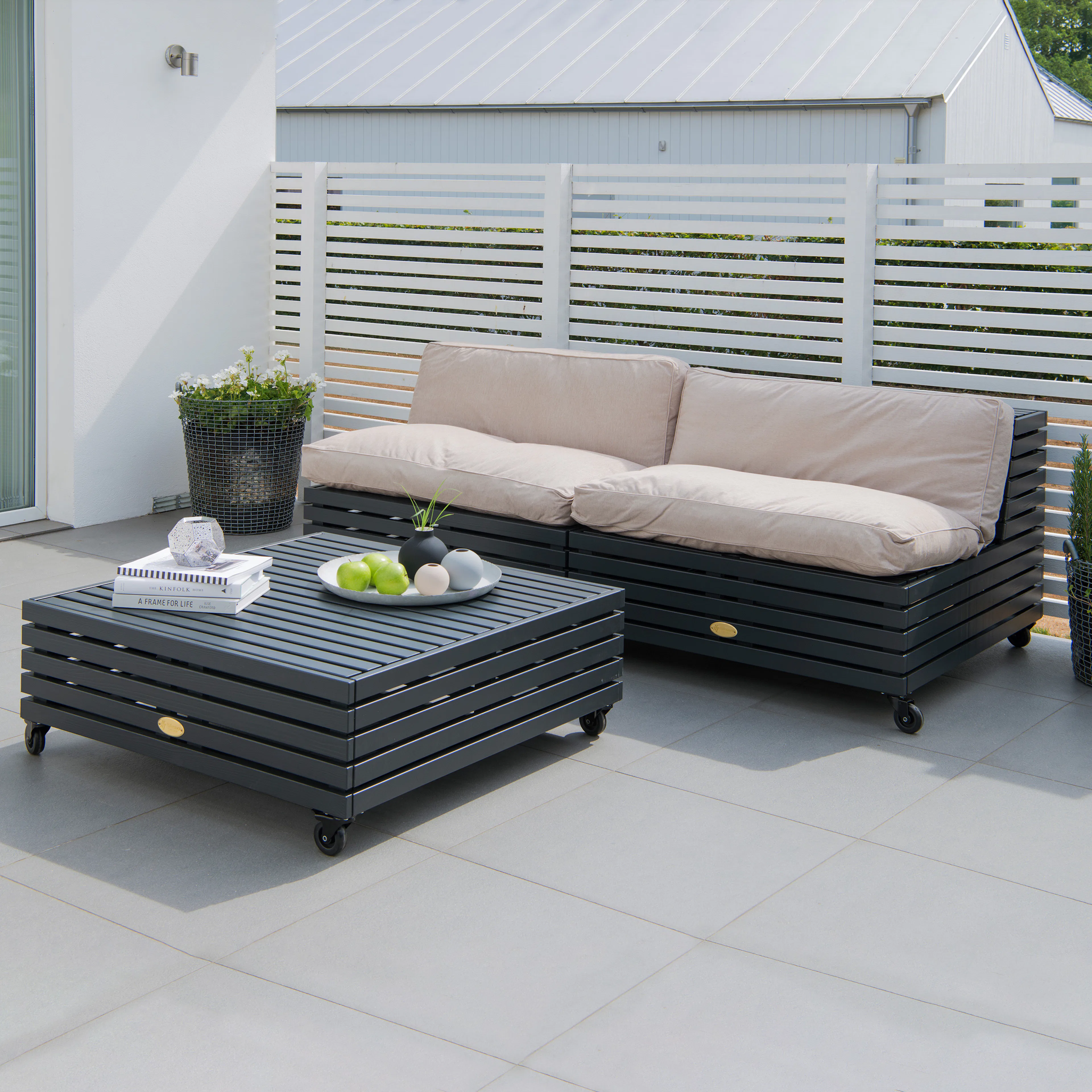 Loungegrupp Hillerstorp Bara Vara 2 Fåtöljer och 1 Divan Utomhus