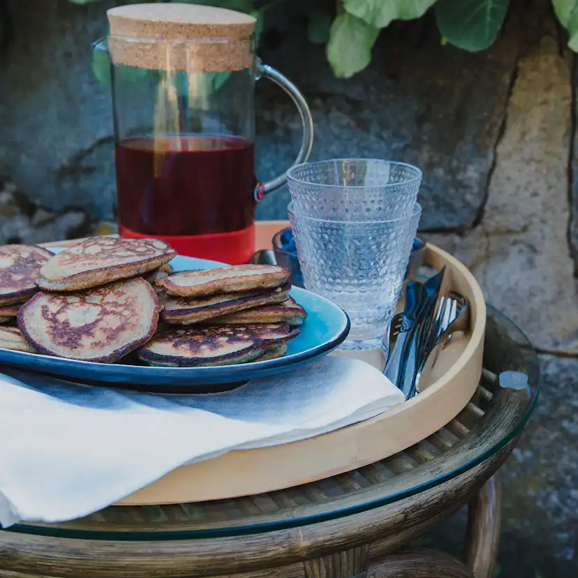 Cafébord Hillerstorp Praktö Naturfärgad med Rund Bordsskiva i Konstrotting