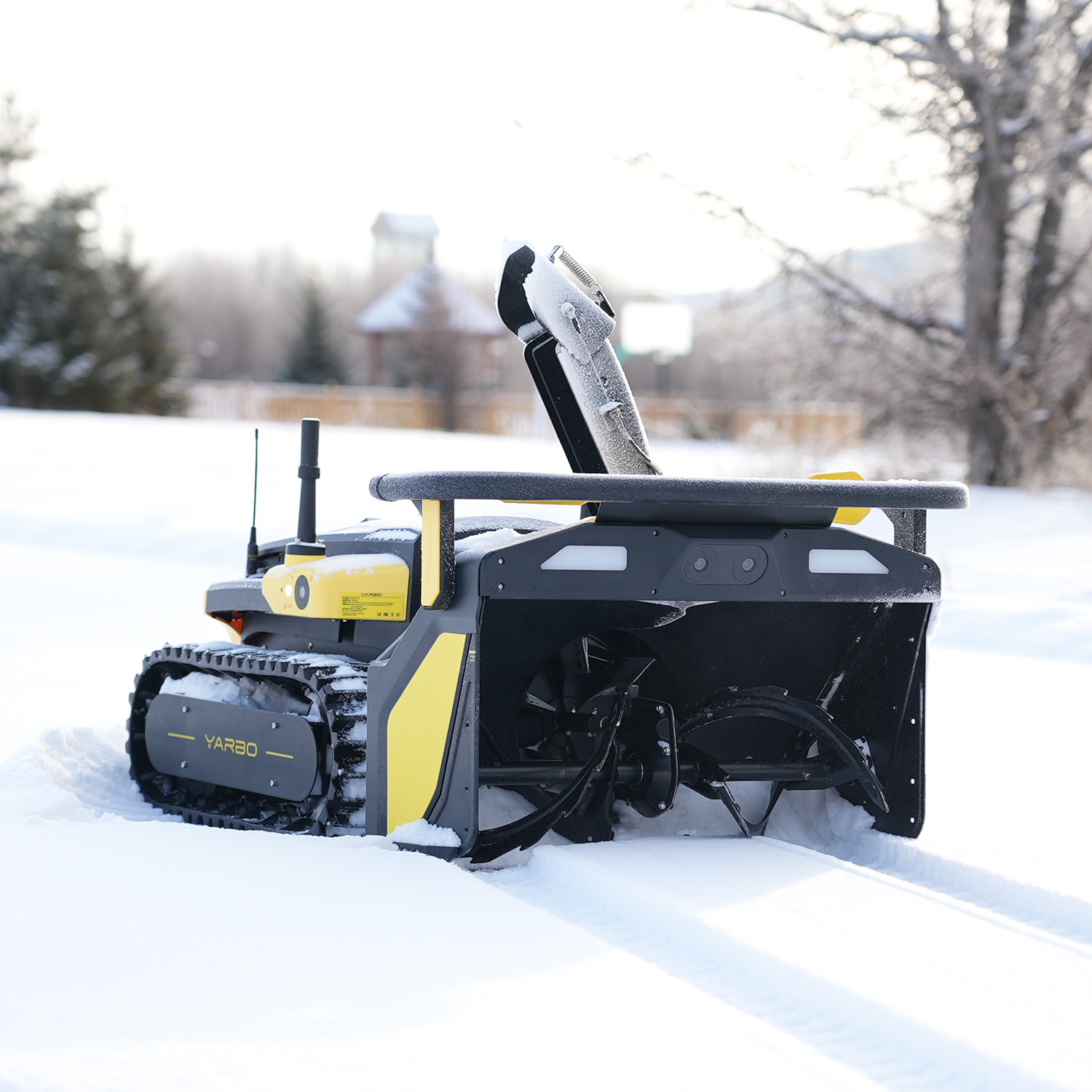 Robot Yarbo Core med Gräsklipparmodul och Snöslungemodul