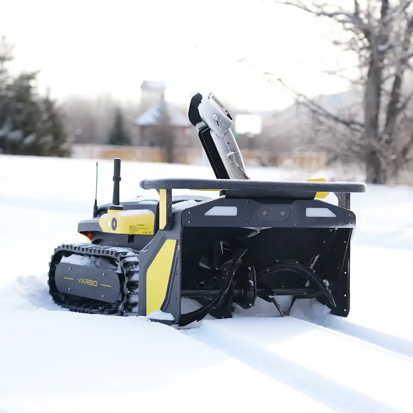 Robot Yarbo Core med Gräsklipparmodul och Snöslungemodul