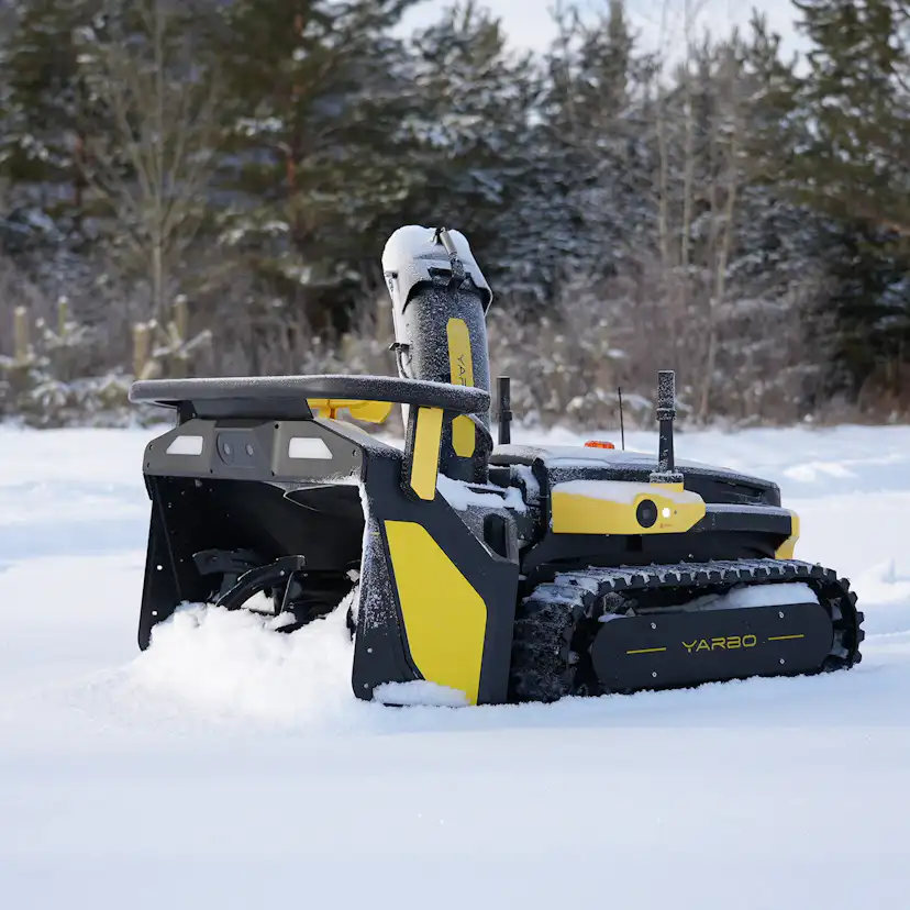 Robot Yarbo Core med Gräsklipparmodul och Snöslungemodul
