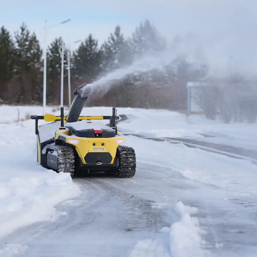 Robot Yarbo Core med Gräsklipparmodul och Snöslungemodul