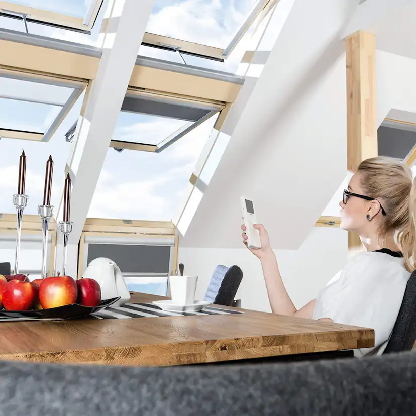 Takfönster Fakro Premium Pivåhängt 3-Glas Elstyrt Aluminium