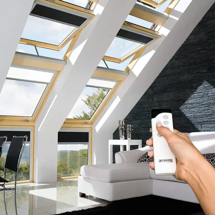 Takfönster Fakro Premium Pivåhängt 3-Glas Elstyrt Aluminium