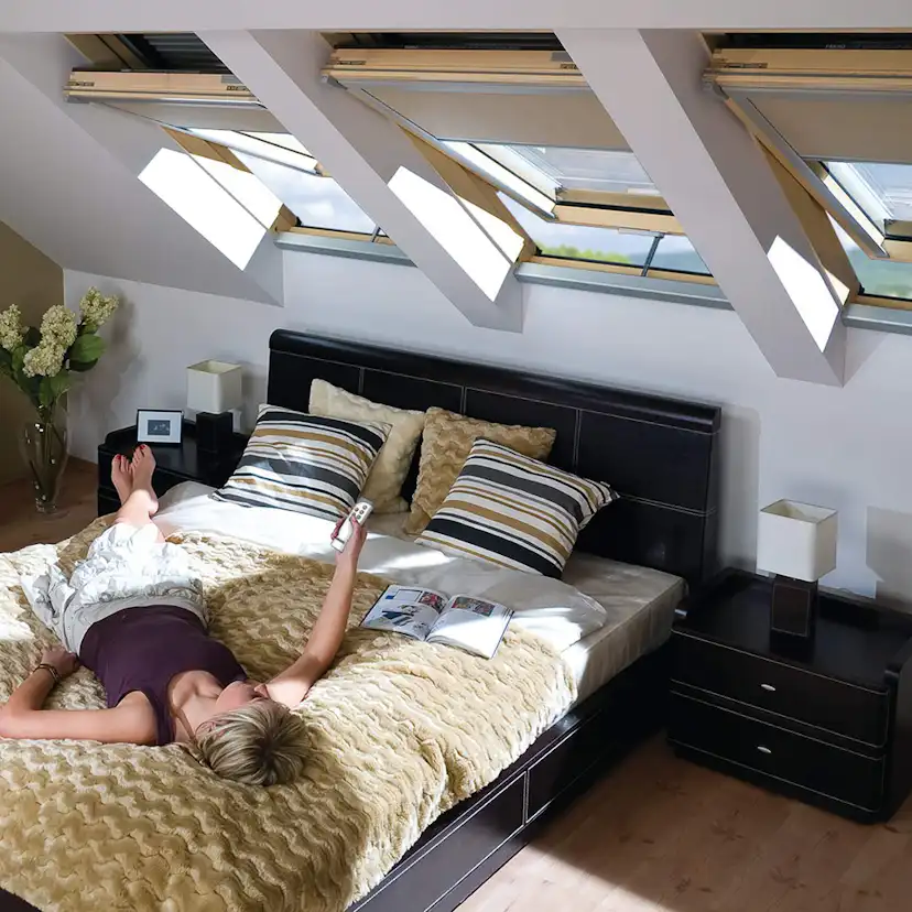 Takfönster Fakro Premium Pivåhängt 2-Glas Elstyrt Aluminium