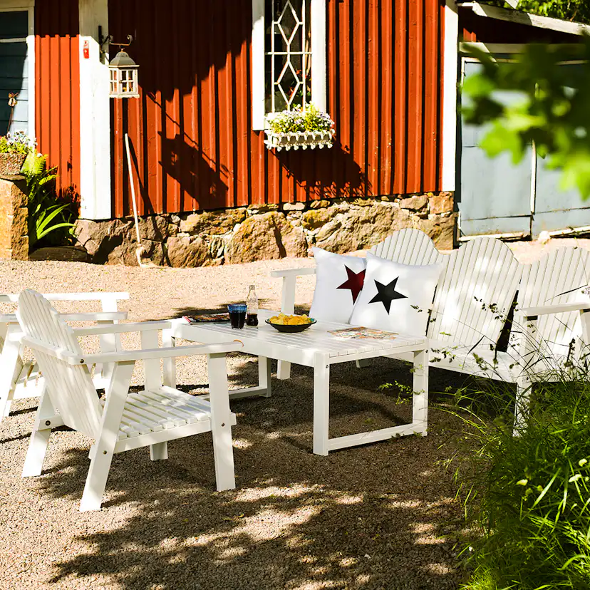 Låg Loungestol Hillerstorp Bullerö Vit Utomhusfåtölj i FSC-märkt Kärnfuru