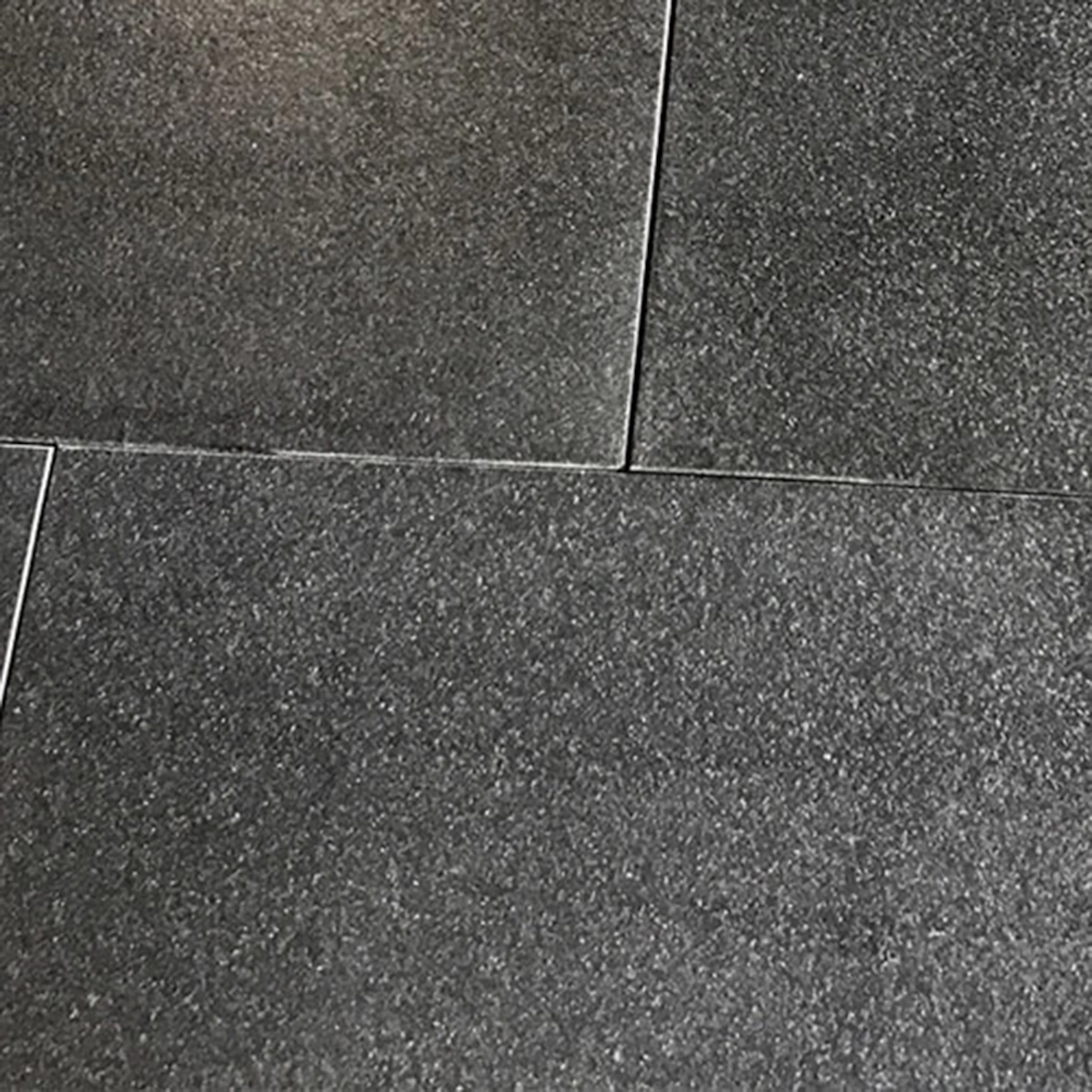 Granitplatta Stencentralen Absolute Black Antikborstad 305x305 mm