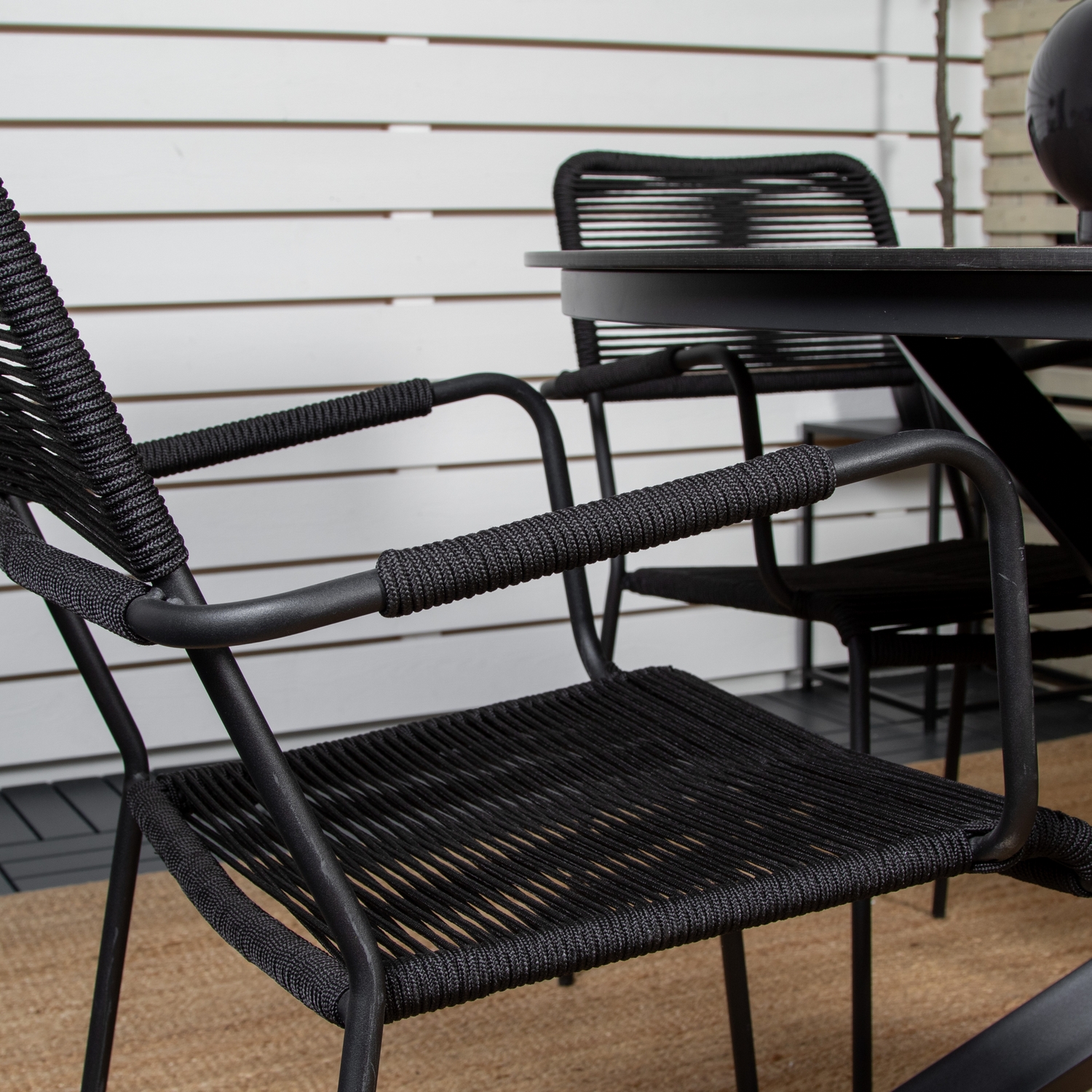 Matgrupp Venture Home Lea Ø120 med 4 Leon Karmstolar