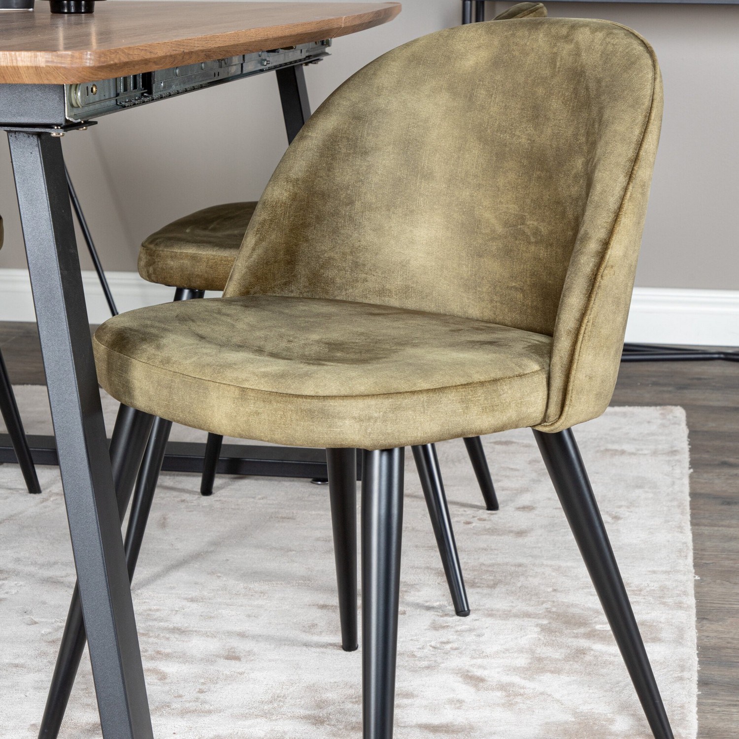 Matgrupp Venture Home Ina med 4 Valentina Stolar Sammet