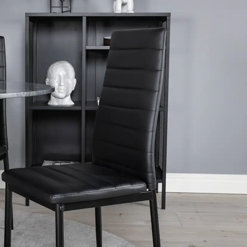 Matgrupp Venture Home Estelle med 4 Sly Stolar Konstläder