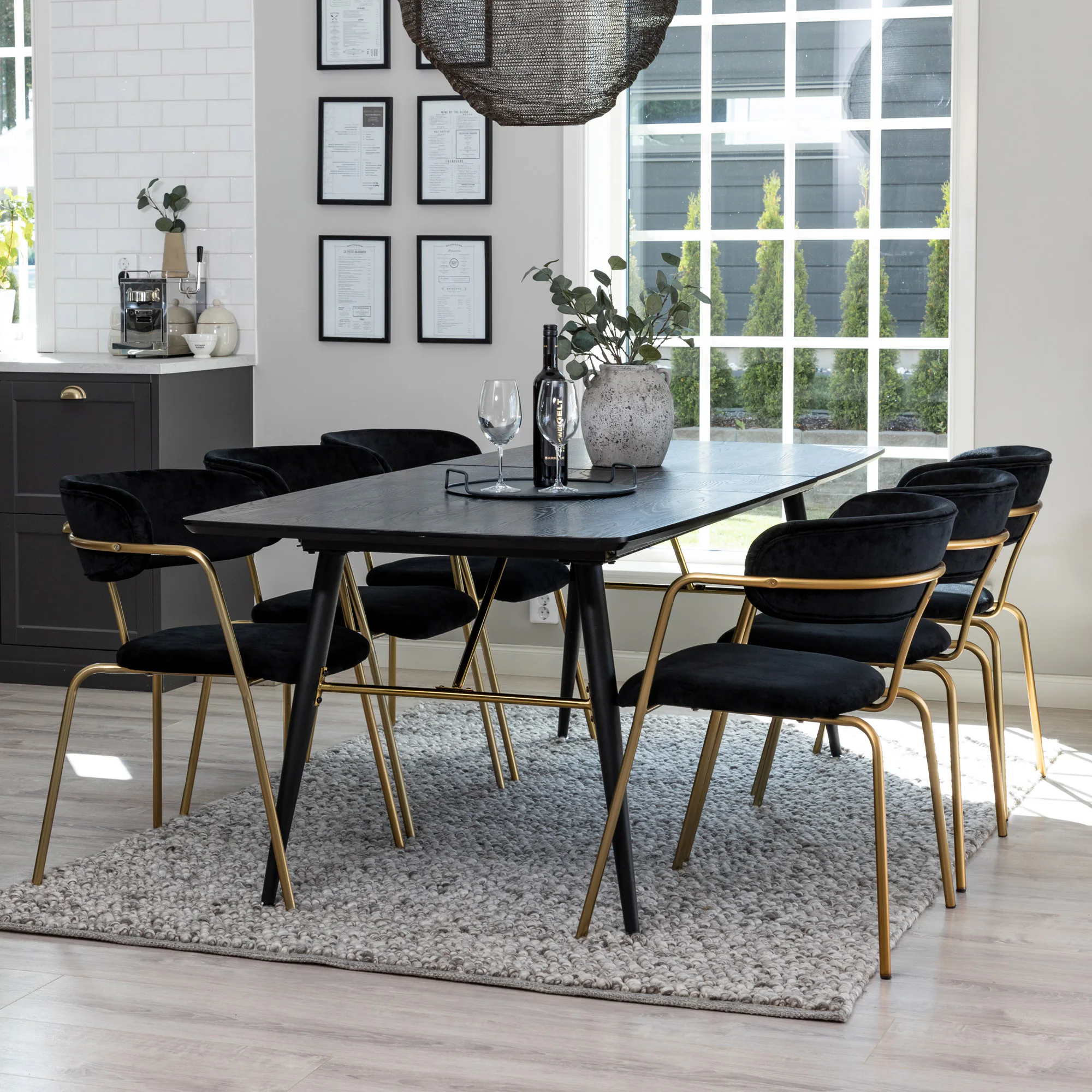 Matgrupp Venture Home Gold Förlängningsbart Bord & 6 Arrow Stolar i Svart Sammet